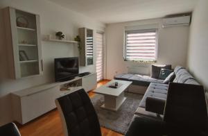 una sala de estar con un sofá y una mesa en Urban escape, en Doboj