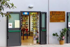 una tienda con una puerta abierta a una nevera en Camping Siena Colleverde, en Siena