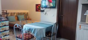 A television and/or entertainment centre at Studio Teo Pomorie