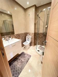 Vannituba majutusasutuses Cosy and stylish Condo in Bouznika