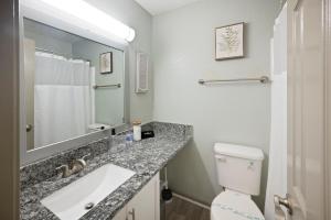 Un baño con lavabo, inodoro y espejo. en King Bed 5 min walk Truist Park The Battery, en Atlanta 17 fotos más