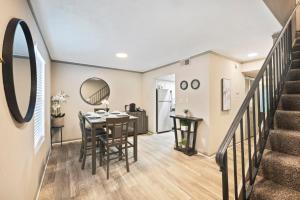 Un comedor con una mesa y un espejo. en King Bed 5 min walk Truist Park The Battery, en Atlanta