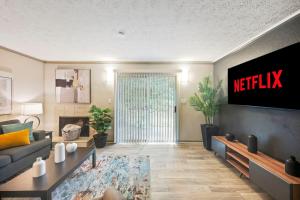 una sala de estar con una señal de netflix en la pared en King Bed 5 min walk Truist Park The Battery, en Atlanta