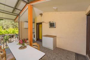 a room with a table and a tv on a wall at Mijailovic apartmani PARKING WI FI AIR CONDITION FREE in Kaluđerac