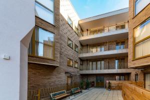 ロンドンにあるLuxury City Escape Apartmentsのレンガ造りの建物