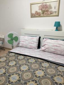 sypialnia z 2 łóżkami, stołem i wentylatorem w obiekcie La Perla B & B w Ciampino