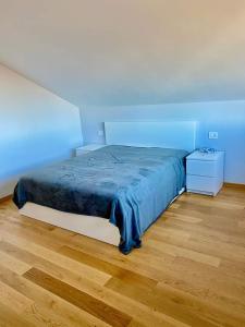 En eller flere senge i et værelse på Cabana Mămăruța