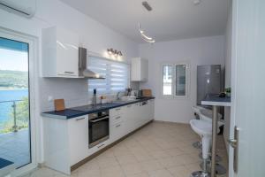 Dapur atau dapur kecil di Blue Chameleon Seaview Maisonette