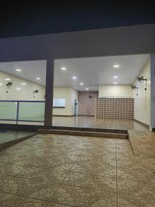 Una gran sala vacía con pista de baile. en Aluguel de um quarto - Espaço Maranata, en Porangatu