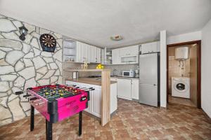 una cocina con una mesa rosa en el centro en Villa Fortuna, en Labin