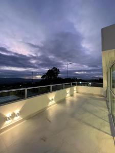 ein Gebäude mit Lichtern auf dem Dach bei Nacht in der Unterkunft Condomínio Alto da Serra Negra in Bezerros