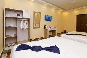 Voodi või voodid majutusasutuse Turquoise Pyramids Gate Hotel City Centre toas