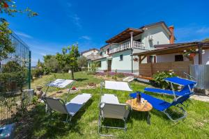 Aed väljaspool majutusasutust Apartma Edi