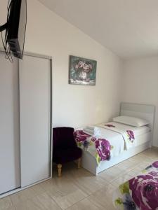Posteľ alebo postele v izbe v ubytovaní Apartment Universe + 1 fotografia