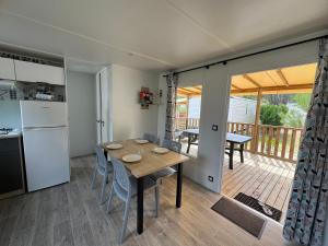 Kuchyň nebo kuchyňský kout v ubytování Bungalow du bassin