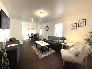 伯明翰465 Gene Reed Rd的客厅里有一张沙发和一张桌子。 更多24张照片