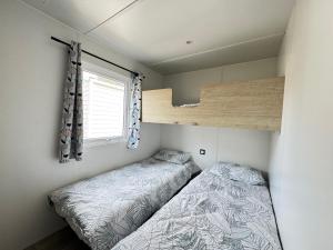 Postel nebo postele na pokoji v ubytování Bungalow du bassin