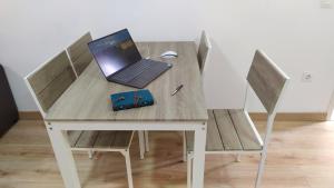 Telewizja i/lub zestaw kina domowego w obiekcie Atractivo apartamento en la playa con parking