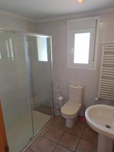 Un baño con ducha, inodoro y lavabo. en Bungalow Puerta de Calpe, en Calpe 13 fotos más