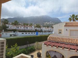 Una vista de una ciudad con una montaña al fondo. en Bungalow Puerta de Calpe, en Calpe