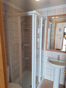un baño con ducha y lavabo en Bungalow Puerta de Calpe, en Calpe