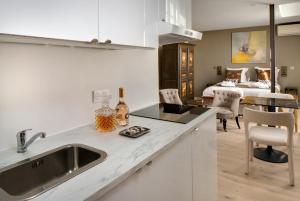 Nhà bếp/bếp nhỏ tại Le Cloitre des Augustins 5 stars Spa & Fitness