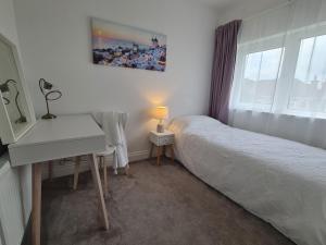 Rúm í herbergi á Quiet & Relaxing Home in Frankfield