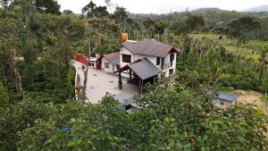una vista aerea di una casa in una foresta di coffee Brew home stay- near to falls, ettina bhuja treaking, devaramane, bettadhabiraveshvara temple a Mudigere