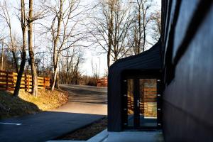 霍雷祖Ares Chalet的路边一栋带有黑色遮阳篷的建筑物