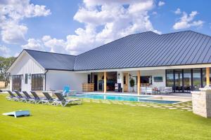una casa con piscina y tumbonas en The Retreat and Domes, en Fredericksburg