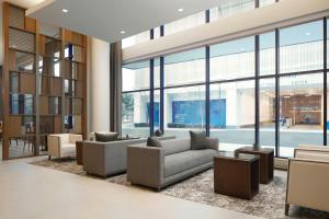 AC Hotel by Marriott Reston的休息区