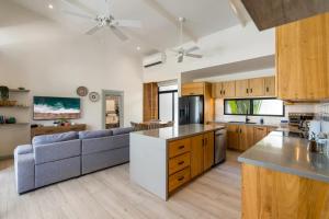 Η κουζίνα ή μικρή κουζίνα στο Sprawling Modern Property with a Tranquil Outdoor Living Space swimming pool and a private Casita