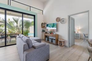 Μια τηλεόραση ή/και κέντρο ψυχαγωγίας στο Sprawling Modern Property with a Tranquil Outdoor Living Space swimming pool and a private Casita