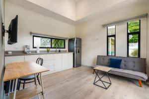 Η κουζίνα ή μικρή κουζίνα στο Sprawling Modern Property with a Tranquil Outdoor Living Space swimming pool and a private Casita +29 φωτογραφίες