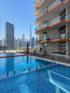 Bazén v ubytování Urban Escapade l Balcony with Canal & Burj Khalifa View l Downtown near Dubai Mall nebo v jeho okolí