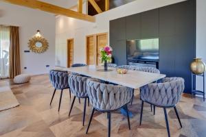 a dining room with a table and chairs at Plitvice Nature Residence in Rastovača