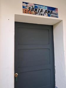 eine schwarze Garagentür mit einem Schild darüber in der Unterkunft Casa 25 in Nanastepeque + 5 Fotos