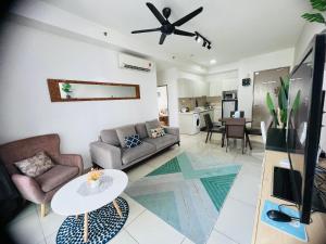 Studio I-Soho D'Gunduls Homestay by DGH I-CITY的电视和/或娱乐中心