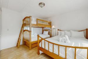 Postel nebo postele na pokoji v ubytování Pocasset Heights Hideaway