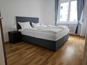Downtown Dream 3 5BR with Balcony and Style BA21房間的床 +13 張相片