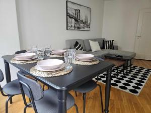 Downtown Dream 3 5BR with Balcony and Style BA21休息區