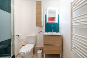 a small bathroom with a toilet and a sink at Studio port de Nice Clim Balcon in Nice