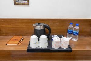 Příslušenství pro přípravu čaje a kávy v ubytování Hotel RK Residency Vasundhara Ghaziabad Delhi NCR