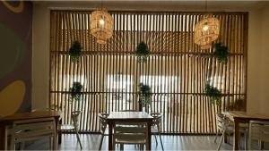 サン・アンドレスにあるHotel Tower by On vacationのテーブルと椅子、大きな窓のあるダイニングルーム