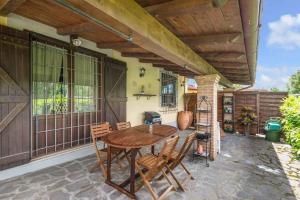 a patio with a wooden table and chairs at B&B Le spighe in Ceprano +4 photos