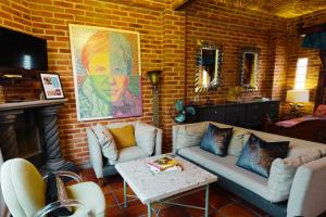 Un lugar para sentarse en Enjoy AC in the Queen's Suite at Inn Ajijic