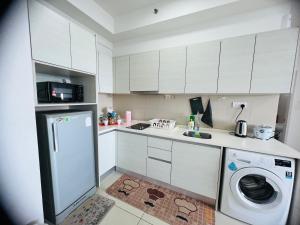 Studio I-Soho D'Gunduls Homestay by DGH I-CITY的厨房或小厨房