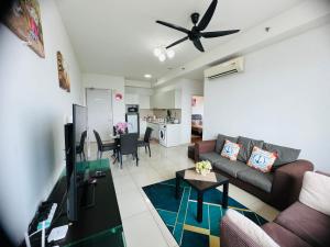 Studio I-Soho D'Gunduls Homestay by DGH I-CITY的电视和/或娱乐中心