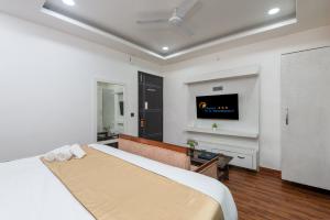 TV a/nebo společenská místnost v ubytování Hotel RK Residency Vasundhara Ghaziabad Delhi NCR