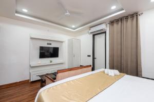 TV a/nebo společenská místnost v ubytování Hotel RK Residency Vasundhara Ghaziabad Delhi NCR